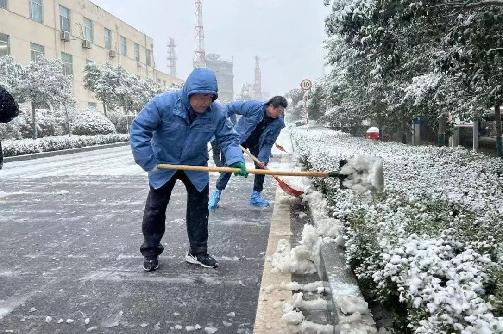 華魯 | ?以雪為令！聞雪而動(dòng)！公司各單位積極組織清掃積雪